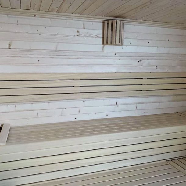 Interior de sauna con faldón